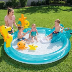Aufblasbares Wasserspielcenter Planschbecken mit Rutsche & Wassersprinkler Kinder Play Center Poolrutsche 98 L