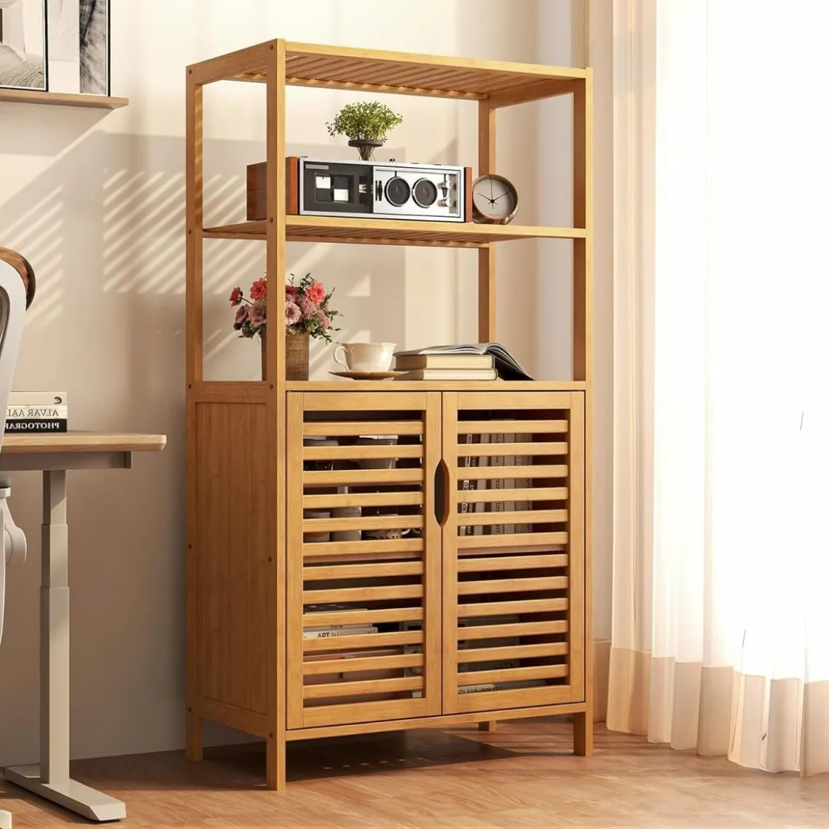 Bambus Bücherregal mit Türen 4 Stöckiges Regal mit Lamellentürenschrank 60 x 33 x 116 cm