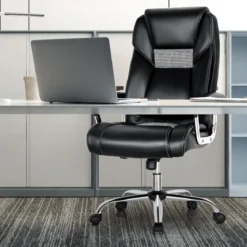 Chefsessel mit hoher Rückenlehne mit PVC-Leder gepolsterter Bürostuhl 67 x 68 x 114-122 cm Schwarz