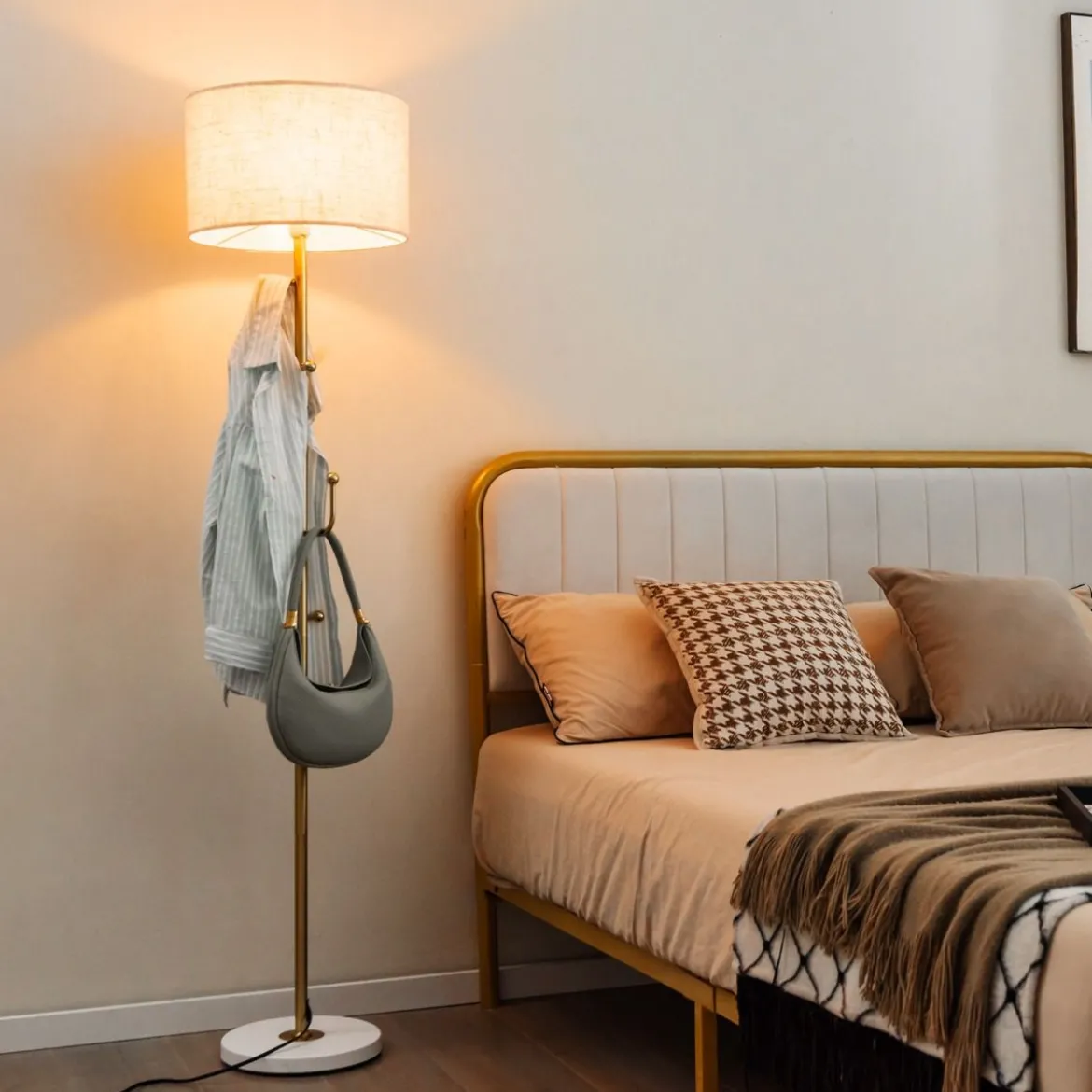 166,5cm hohe Stehlampe Garderobenständer mit 5 Haken & Fußschalter Stehleuchte E27 Sockel Leselampe für Schlafzimmer Wohnzimmer