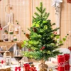 60 cm Kleiner Weihnachtsbaum eleuchteter Christbaum mit roten Beeren und LED-Lichtern Grün
