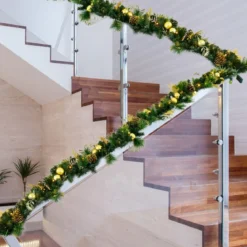 270 cm Weihnachtsgirlande mit 50 Warmweiß LEDs & Tannenzapfen & Goldenen Kugeln