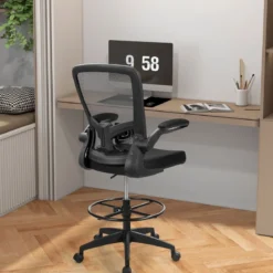 Computerstuhl aus Netzstoff mit hoher Rückenlehne mit hochklappbaren Armlehnen & Fußstützenring Schwarz