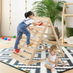 Doppelseitiges Kletterdreieck hölzernes Kletterspielzeug mit Kletterfelsen und Kletterleitern 112 x 70 x 96 cm Natur
