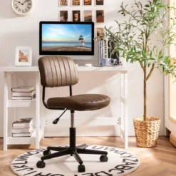 Drehbarer Home Office Stuhl aus Kunstleder ohne Armlehnen auf Rädern Braun