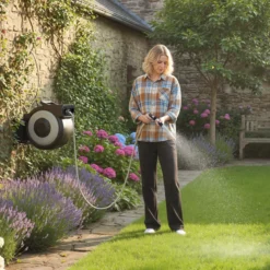 Einziehbare Gartenschlauchbox 30 m Wasserschlauch mit 2 m Zuleitungsschlauch Wandmontageset Schwarz