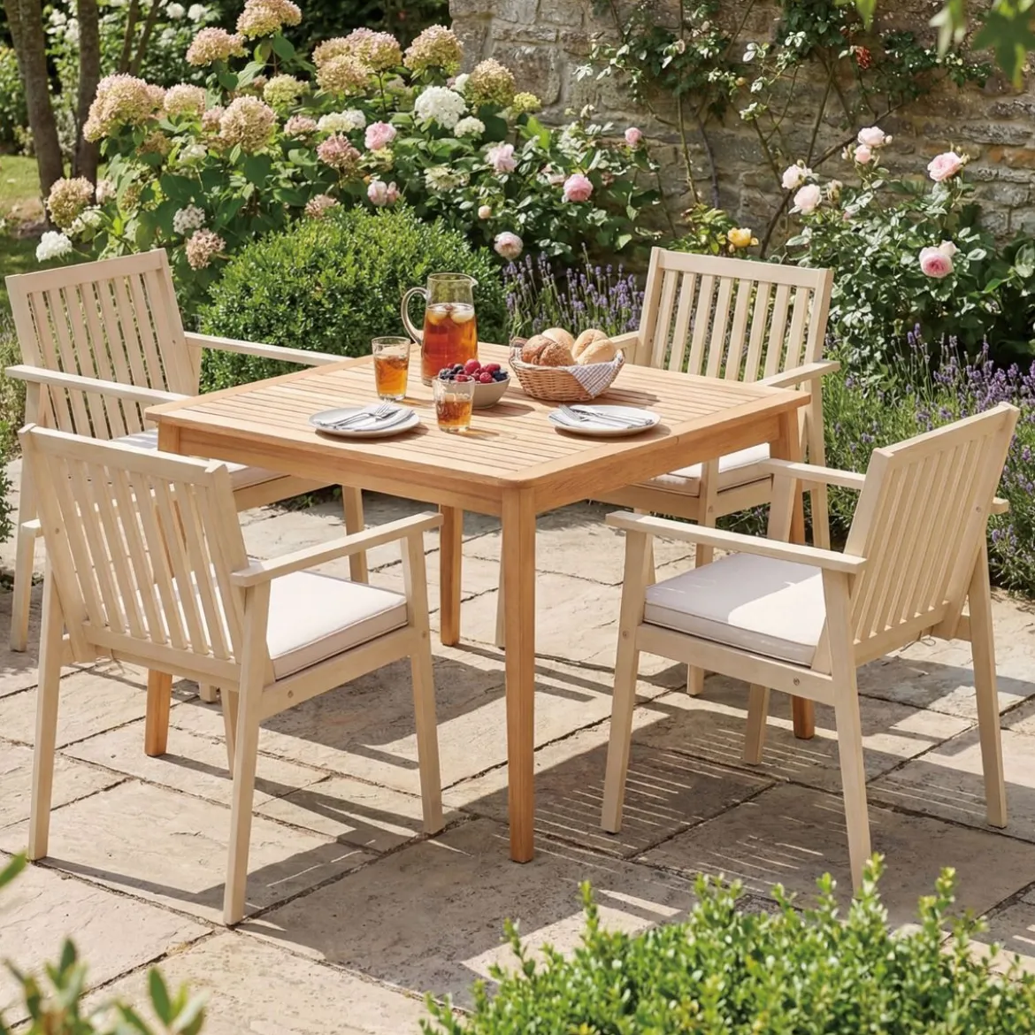 2er Set Akazienholz Gartenstühle mit Kissen & Armlehnen & 180 kg Tragfähigkeit Graulich-weiß