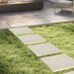 16er Set Trittsteine für Garten Gehwegplatten aus Polypropylen Steinplatten inkl. 64 Erdspießen 39,5 x 39,5 cm Beige