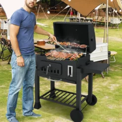 Fass-Holzkohlegrill mit 2 Klappbaren Seitentischen Outdoor-Grill mit Ablagefach & Rädern