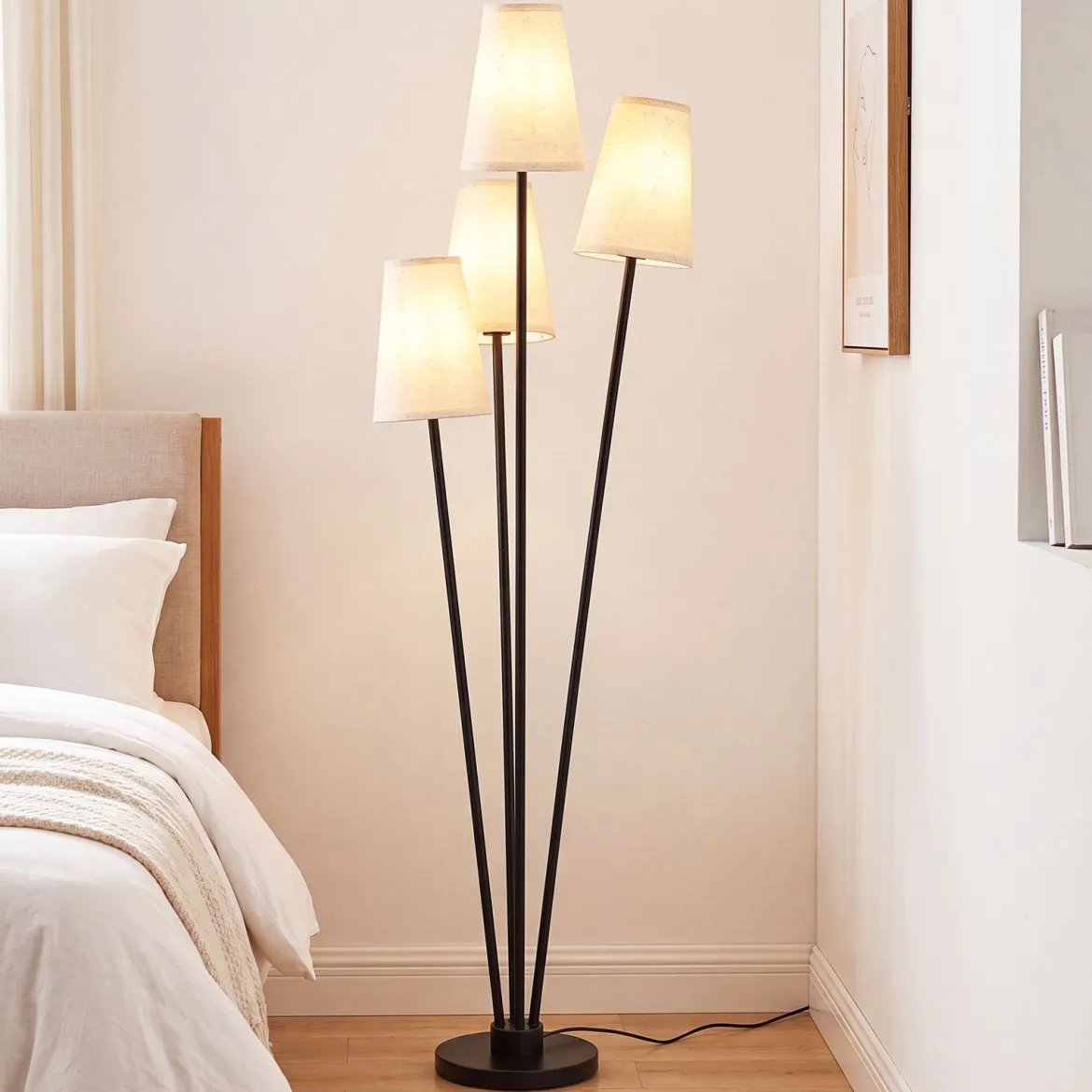 4-flammige Stehlampe mit Fußschalter & 4 Lampenschirmen Moderne Bodenlampe 25 x 25 x 160 cm