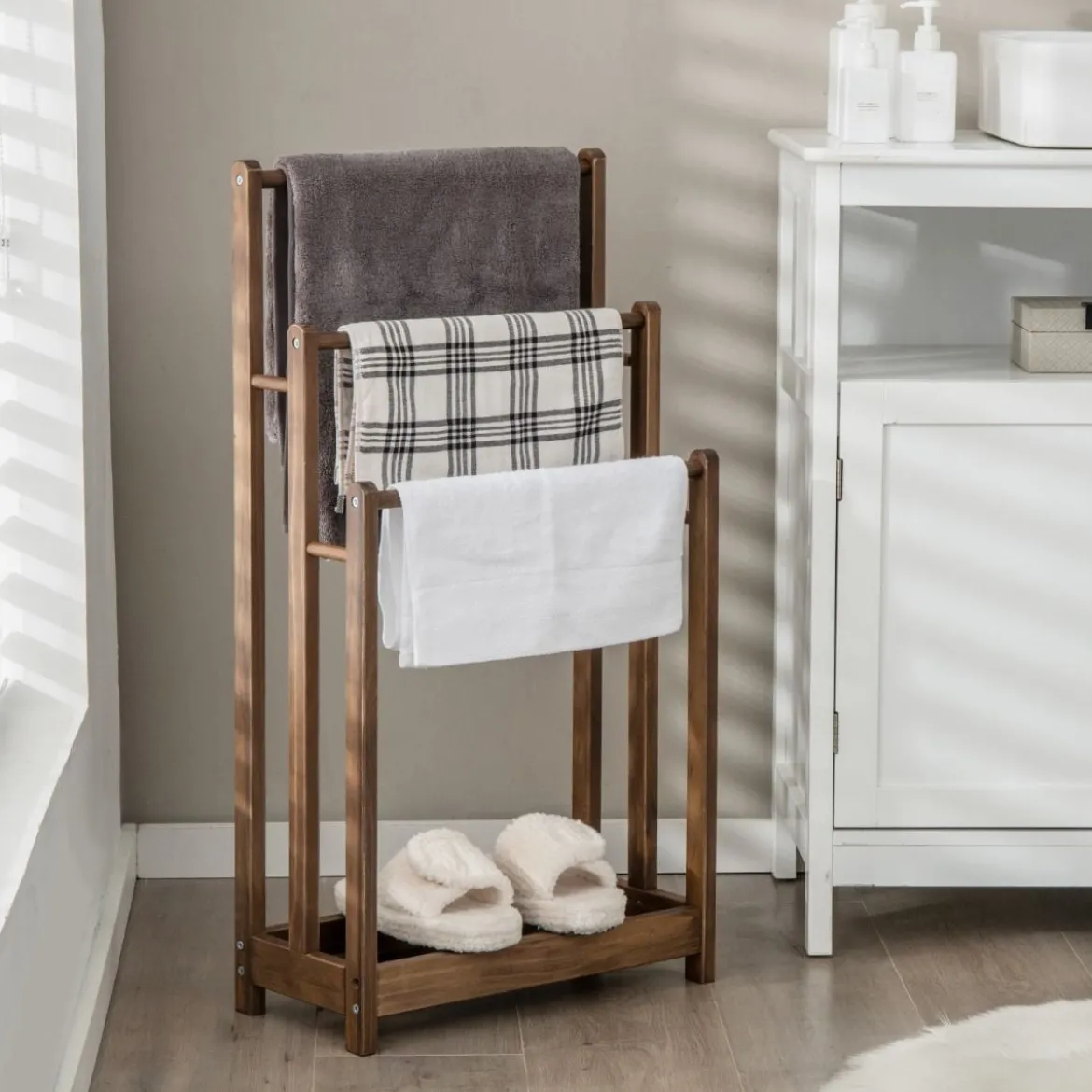 Freistehender Handtuchhalter aus Holz mit 3 Handtuchstangen & Unterer Ablage & Kippschutz