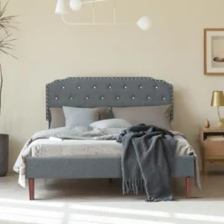 Gepolstertes Bettgestell modernes Bett mit gestepptem Kopfteil Massivholzlatten stützen die Matratzenbasis Grau