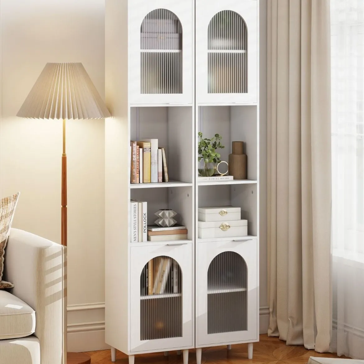 Hoher Badezimmerschrank schmaler Heimorganisator mit zwei geriffelten Glastüren freistehender schmaler Schrank Weiß