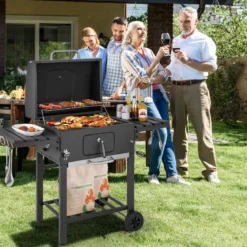 Holzkohlegrill mit Deckel & 2 Klappbaren Beistelltischen & 8 Haken & Thermometer & Flaschenöffner