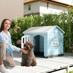 Hundehütte Kunststoff wetterfester Hundehaus mit abschließbarer Tür 3 Fenstern & Schrägdach für kleine Hunde Katzen