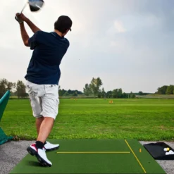3-in-1-Abschlagmatte für Golf mit Kunstrasen 2 Golf-Tees 2 Ausrichtungsstäben & 6 vorgebohrten Abschlaglöchern 152 x 117 cm