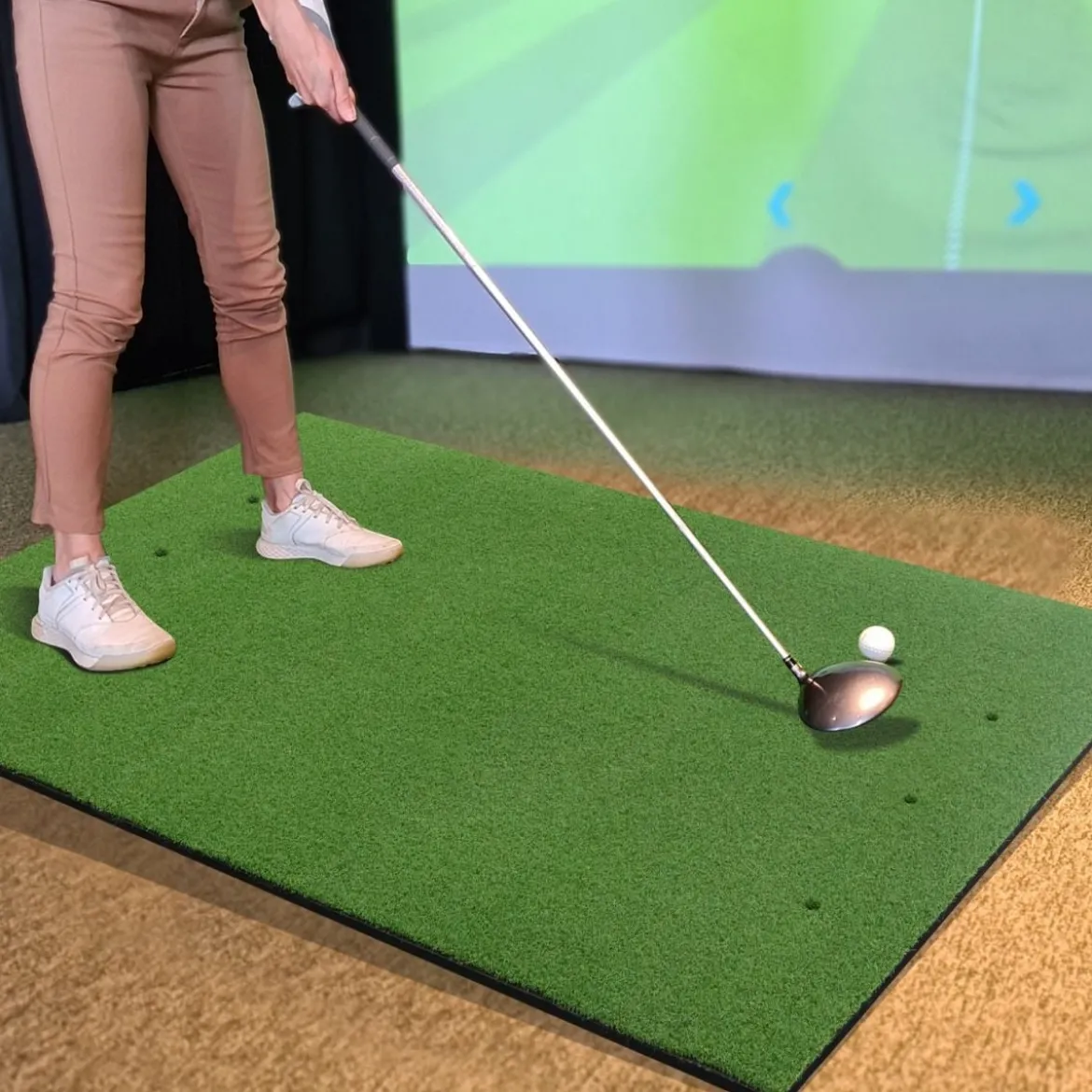 3-in-1-Abschlagmatte für Golf mit Kunstrasen 2 Golf-Tees 2 Ausrichtungsstäben & 6 vorgebohrten Abschlaglöchern 152 x 117 cm