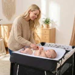 5 in 1 Baby Reisebett mit Wickeltisch & Babywiege & Matratze & 2 Spielzeugen Faltbares Babybett Beige