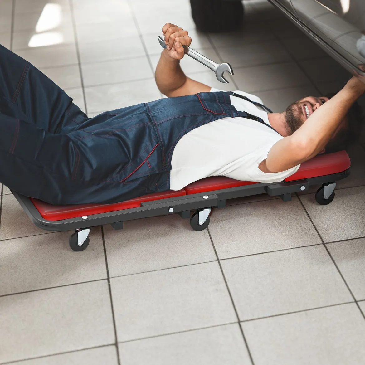 2 in 1 Rollbrett Werkstatt Montagerollbrett mit 6 Rollen & Gepolstertem Sitz bis 160 kg Belastbar Rot