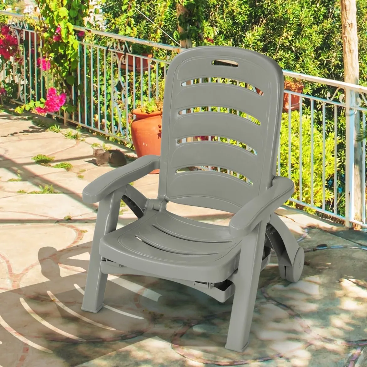 Klappbarer Liegestuhl mit eingebauten Rädern 5-fach verstellbare Gartenliege Grau