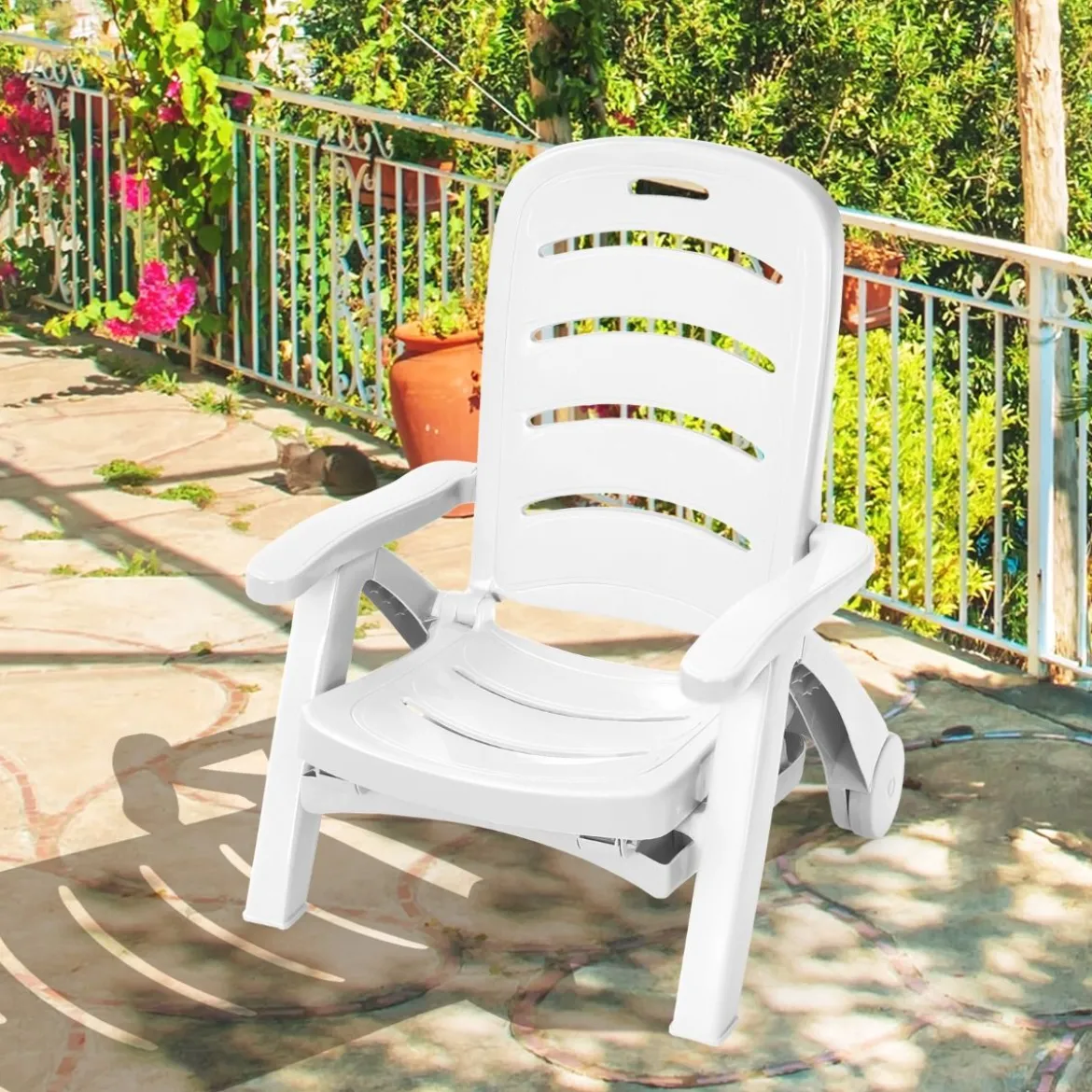 Klappbarer Liegestuhl mit eingebauten Rädern 5-fach verstellbare Gartenliege Weiß
