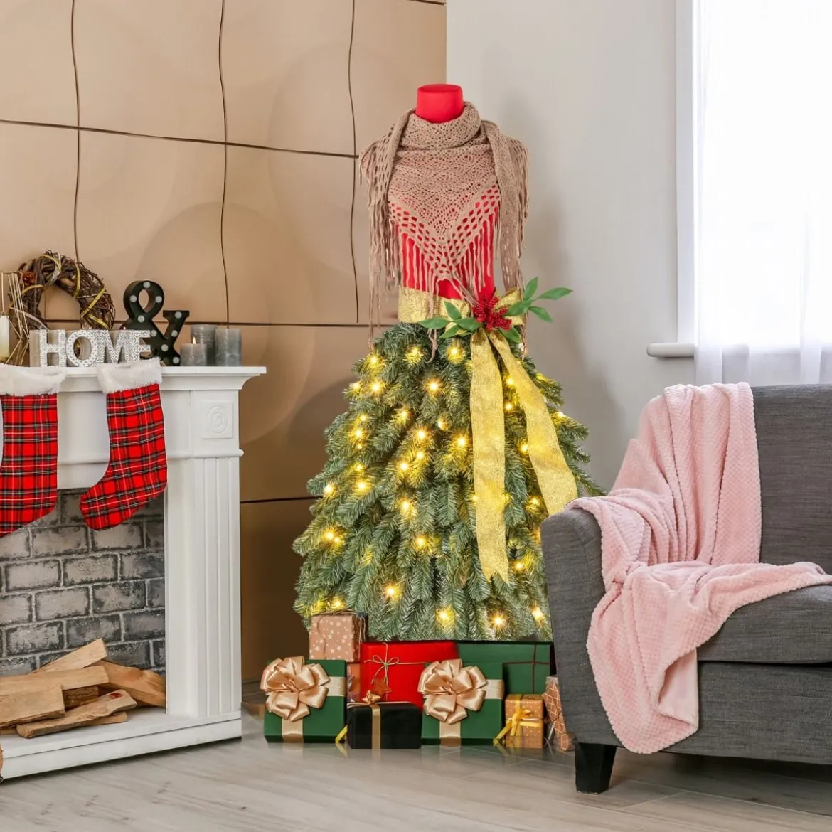 Künstlicher Weihnachtsbaum in Schneiderpuppen Optik mit Abnehmbarem Schal & Roten Beeren