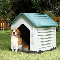 Kunststoff-Hundehütte Tierunterkunft mit abschließbarer Metalltür Belüftungsschlitzen & geneigtem Dach