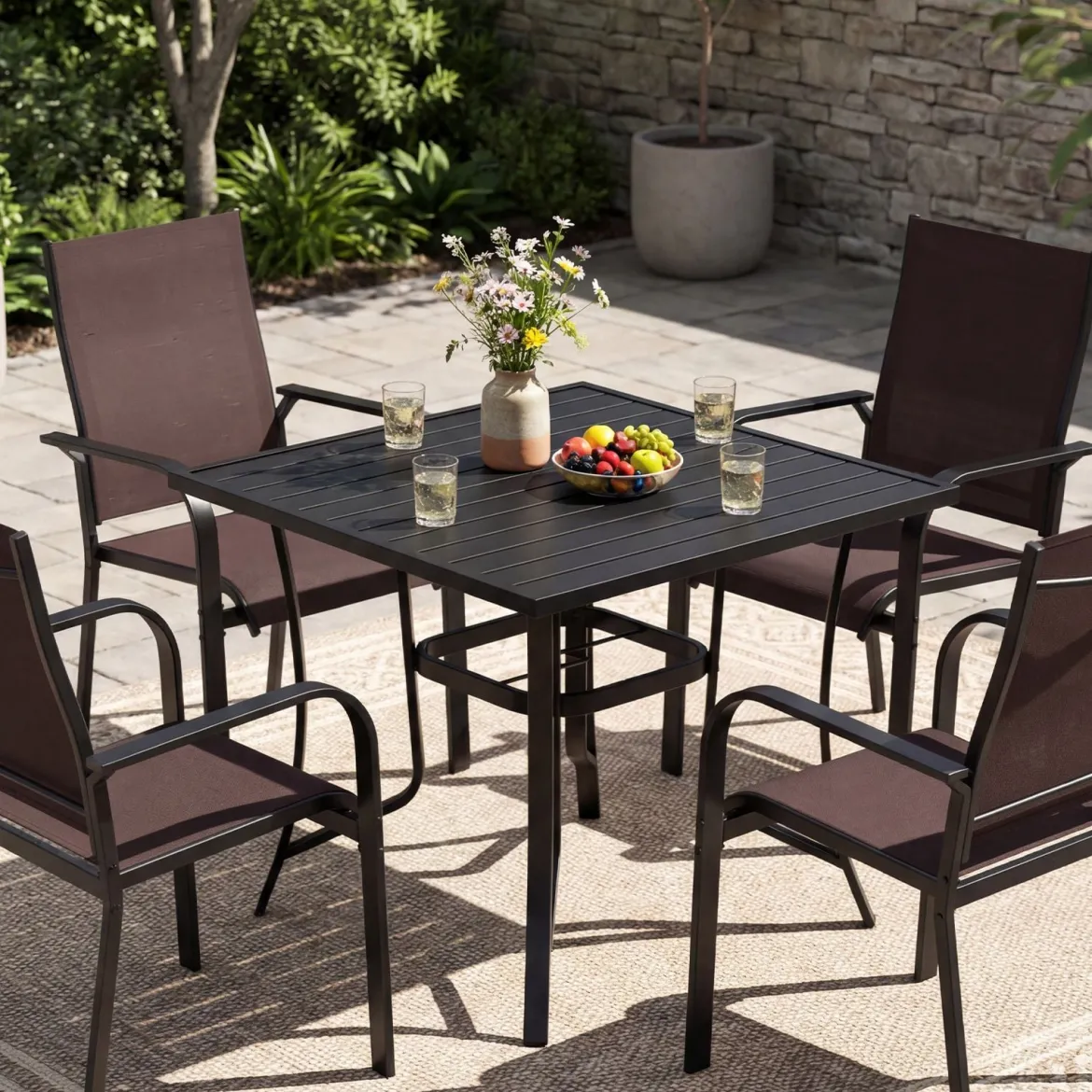 Metall Gartentisch mit Schirmloch Quadratischer Balkontisch für 4 Personen Terrassentisch Schwarz