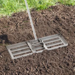 Metall Rasen Nivellierrechen mit Ergonomischem Griff für den Boden Rasenrechen 75 x 25 cm