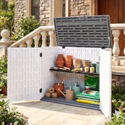 Outdoor Gartenschrank HDPE horizontale Gartenbox mit 3 Ebenen verstellbarem Regal abschließbarem Deckel & Türen