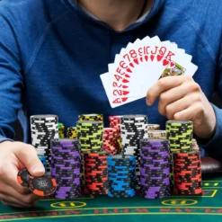 Pokerset mit 300 Laser-Chips & Spielkarten & 5 Würfeln & 3 Händler-Chips & 2 Schlüsseln Pokerkoffer