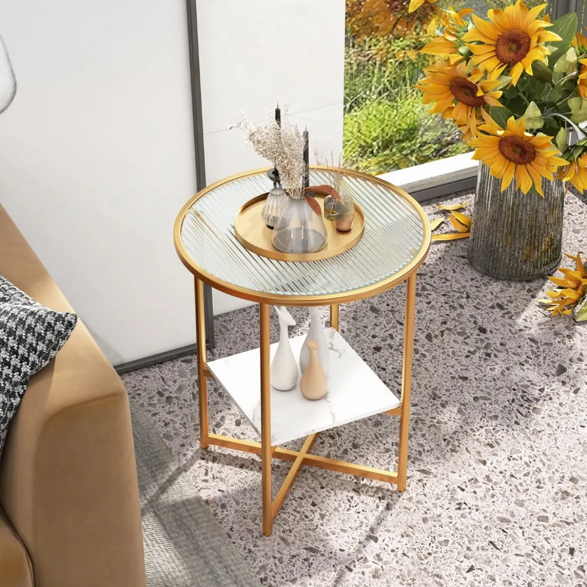 Runder Beistelltisch mit Gehärtetem Glas & Ablage aus Kunstmarmor & Goldenem Metallrahmen