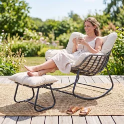 Schaukelstuhl mit Hocker Schaukelsessel mit PE-Rattan & Metallrahmen ergonomischer Relaxsessel