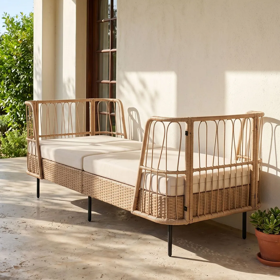 Schlafsofa Outdoor Rattan Sofabett mit Armlehnen Stabilem Metallrahmen bis 360 kg Belastbar