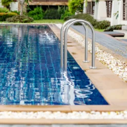 Schwimmbad-Leiter 2-stufige sichere Leiter mit rutschfesten Stufen Einstiegsleiter Schwimmbadleiter rutschfest Silber