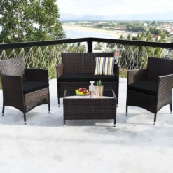 4 Stück Outdoor Terrassenmöbel Set aus PE Rattan mit gehärtetem Glastisch & Kissen Schwarz