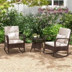 3-Teiliges Gartenmöbel-Set 2 Rattan Schaukelstühlen mit Glastisch Outdoor Sitzgruppe mit Metallrahmen