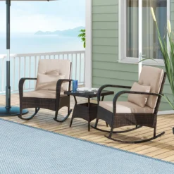 3-Teiliges Gartenmöbel-Set 2 Rattan Schaukelstühlen mit Glastisch Outdoor Sitzgruppe mit Metallrahmen