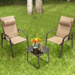 3-teiliges Terrassenmöbel-Set Couchtisch aus Hartglas und 2 stapelbare Stühle braun