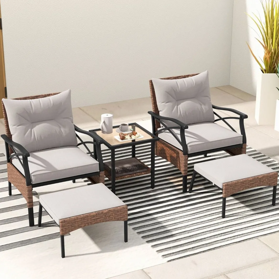 5tlg. Gartenmöbel Set aus PE-Polyrattan inkl. Hocker & Tisch & 2 Stühle mit Kissen Balkonset