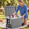 Tragbare Kühlbox auf Rollen Wetterfeste Isolierbox mit Klappbarem Zuggriff & 2 Leichtgängigen Rollen Grau 98 L