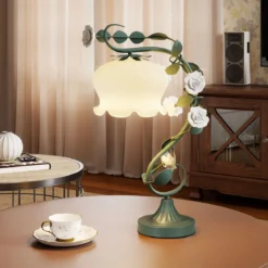 Vintage Nachttischlampe mit Maiglöckchen-Glasschirm & 6 Keramikrosen & Metallblätter Retro Tischlampe